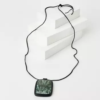 Кулон клинохлор (серафинит) (кожа натуральная) прямоугольник