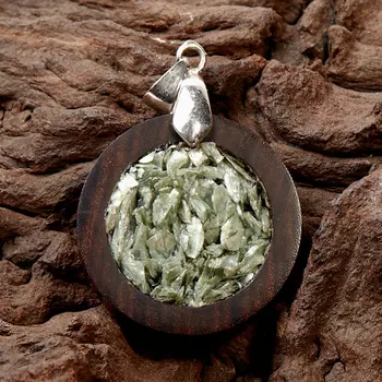 Кулон клинохлор (серафинит) круг (дерево)