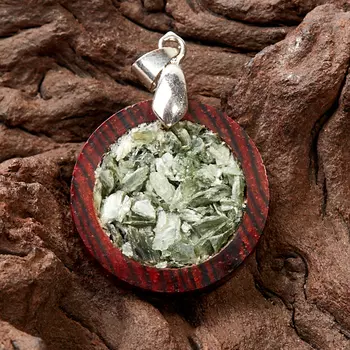 Кулон клинохлор (серафинит) круг (дерево)