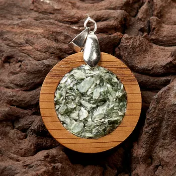Кулон клинохлор (серафинит) круг (дерево)