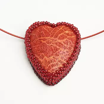 Кулон коралл красный (биж. сплав, кожа натуральная) сердечко 4 см