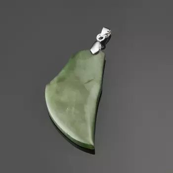 Кулон нефрит зеленый (биж. сплав) 6,5 см