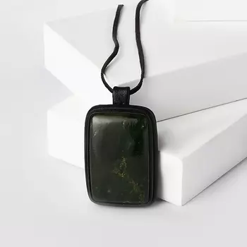 Кулон нефрит зеленый прямоугольник (натуральная кожа)