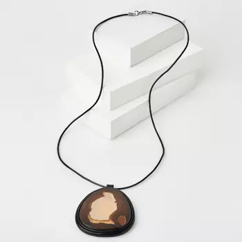 Кулон яшма рисунчатая (песочная) (биж. сплав, кожа натуральная)