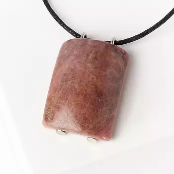 Кулон родонит (биж. сплав, текстиль) прямоугольник