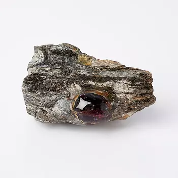 Образец гранат альмандин (в породе) S (4-7 см)