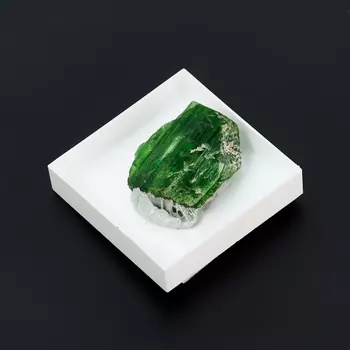 Образец тремолит (на подставке) (1,5-2 см)