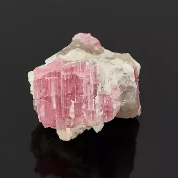 Образец турмалин розовый (рубеллит) (в породе) (2,5-3 см)