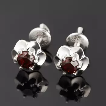 Серьги гранат альмандин (серебро 925 пр. родир. бел.) пуссеты огранка