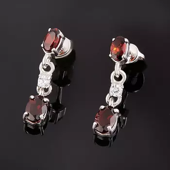 Серьги гранат альмандин (серебро 925 пр. родир. бел.) пуссеты огранка