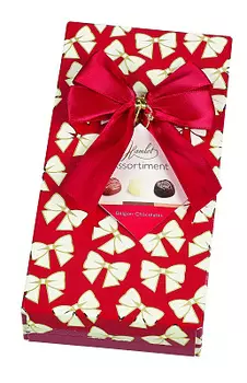 Ассорти шоколадных конфет с начинками пралине из лесного ореха/апельсиновый ганаш/малина Красная коробка с бантом Hamlet