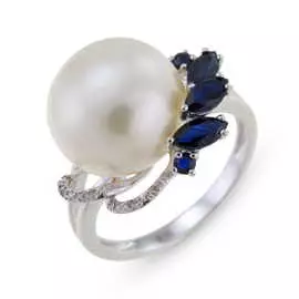 Золотое кольцо c бриллиантами, жемчугом и сапфирами