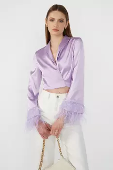 Блуза из атласа с перьями на рукавах