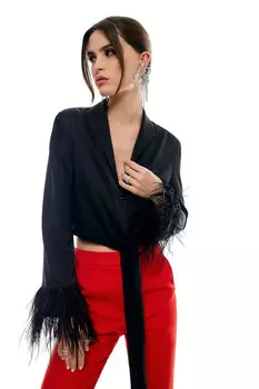 Блузка из атласа с перьями на рукавах