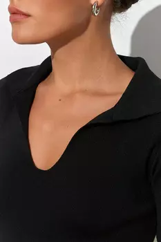 Футболка с отложным воротником