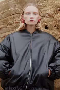 Куртка из эко-кожи с рельефами на утепленной подкладке