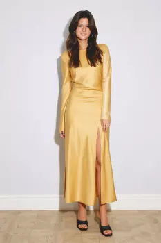 Платье из атласа с разрезом