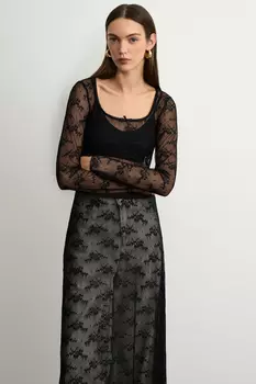 Платье из кружева с круглым вырезом