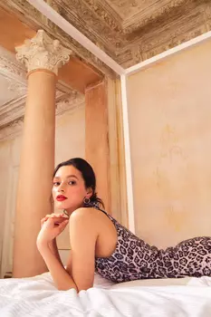 Платье из пайеток с вырезом халтер