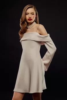 Платье из сатина с открытыми плечами