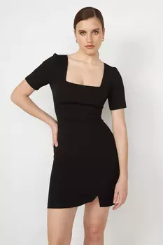 Платье в длине мини с вырезом каре