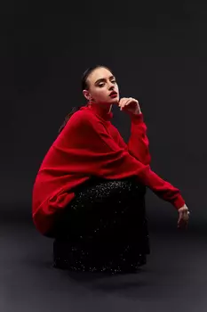 Свитер однотонный с высоким воротником