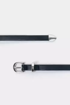 Тонкий чёрный ремень с хромированной пряжкой