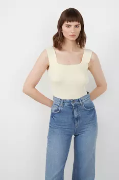 Топ на широких бретелях