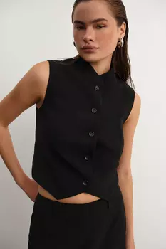 Жилет укороченный с воротником-стойка