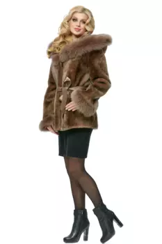 Шуба из мутона с капюшоном, отделка песец