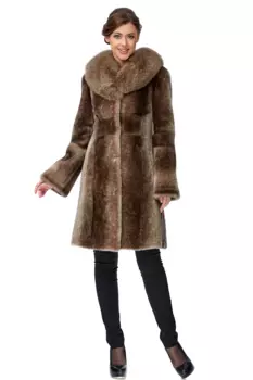Шуба из мутона с воротником, отделка песец