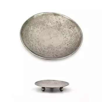 Маленькое круглое блюдо с гравировкой на круглых ножках, Никель, Small Iron Round Pillar Plate, произв. John Molly Decor&Gifts