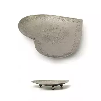 Металлическое блюдо в форме сердца с гравировкой среднее, Никель, Iron Heart Pillar Plate Nickel Med, произв. John Molly Decor&Gifts