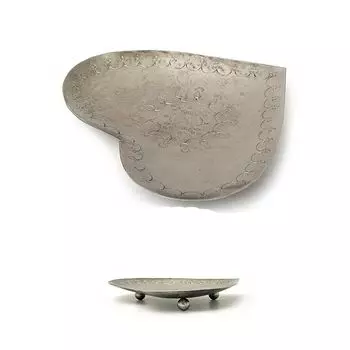 Металлическое блюдо в форме сердца с гравировкой малое, Никель, Iron Heart Pillar Plate Nickel Small, произв. John Molly Decor&Gifts