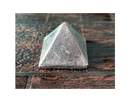 Статуэтка пирамиды, Parad Pyramid Idol, произв. Kalyan Puja