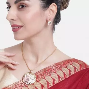 Stylish Gold plated Pink enamel Aster Necklace