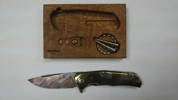 Складной нож LionSteel TRE DT COLOR GOLD, сталь дамаск, рукоять титан