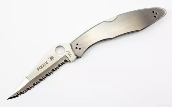 Складной нож Spyderco Police Full Serrated Edge, сталь VG 10, стальная рукоятка