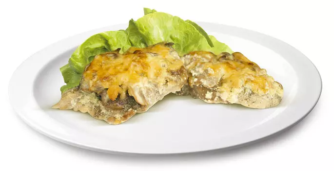 Свинина запеченная с грибами и сыром.100гр.