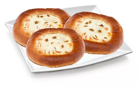 Ватрушка с творогом и изюмом