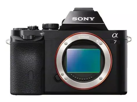 Фотоаппарат Sony ILCE-7B (ILCE7B.RU2) Black 24.3 Mp, 35.8 x 23.9 мм / max 6000 x 4000 / экран 3.0" / 416 г