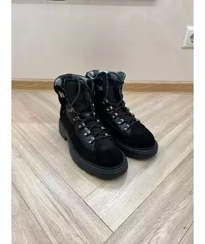 Высокие ботинки