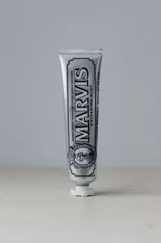 Отбеливающая зубная паста "Мята" MARVIS Whitening Mint 85 ml