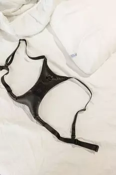 Подушка для зоны декольте против заломов и морщин цвет глубокий черный Beauty Sleep