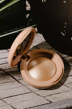 Пудровый хайлайтер Rare Beauty Positive Light Highlighter [Exhilarate] 2,8g