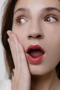 Сияющий и стойкий тинт для губ в тревел формате BRAYE Scene Stealer Thin Glow Tint Mini [05 Renown], 2,2g