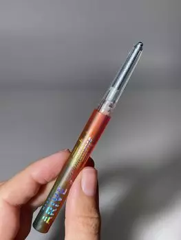 Стойкий карандаш-хамелеон для глаз Arive Makeup Glimmerverse Fairy Wand Multichrome Eye [02 Moon Lustre] 0,2g