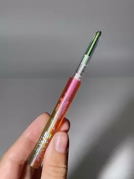 Стойкий карандаш-хамелеон для глаз Arive Makeup Glimmerverse Fairy Wand Multichrome Eye [03 Frog Princess] 0,2g