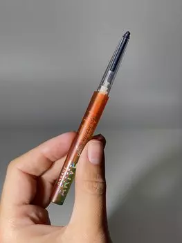 Стойкий карандаш-хамелеон для глаз Arive Makeup Glimmerverse Fairy Wand Multichrome Eye [05 Purple Rush] 0,2g