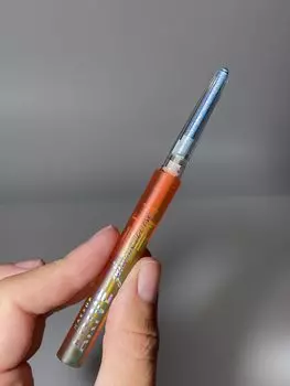 Стойкий карандаш-хамелеон для глаз Arive Makeup Glimmerverse Fairy Wand Multichrome Eye [04 Pinky Promise] 0,2g